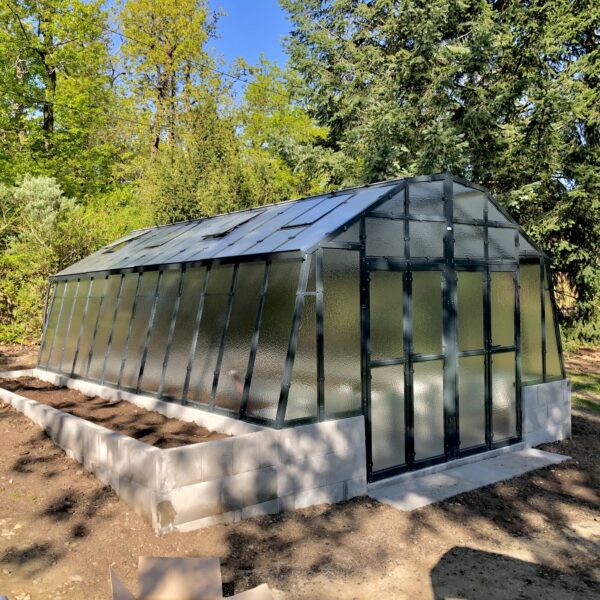 Tradycyjna przestronna szklarnia