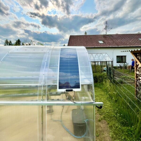 Wentylator solarny do szklarni – zalety, koszty i porównanie z wentylatorem elektrycznym